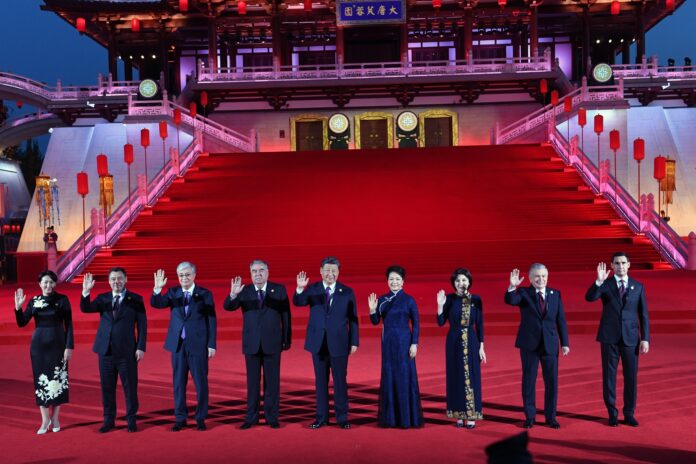 сарони кишварҳои чин-осиёи марказӣ Ин акс як рӯз пеш аз ин нишаст дар як маросими фарҳангӣ бардошта шудааст